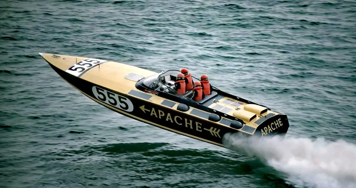 Apache 555 racing offshore
