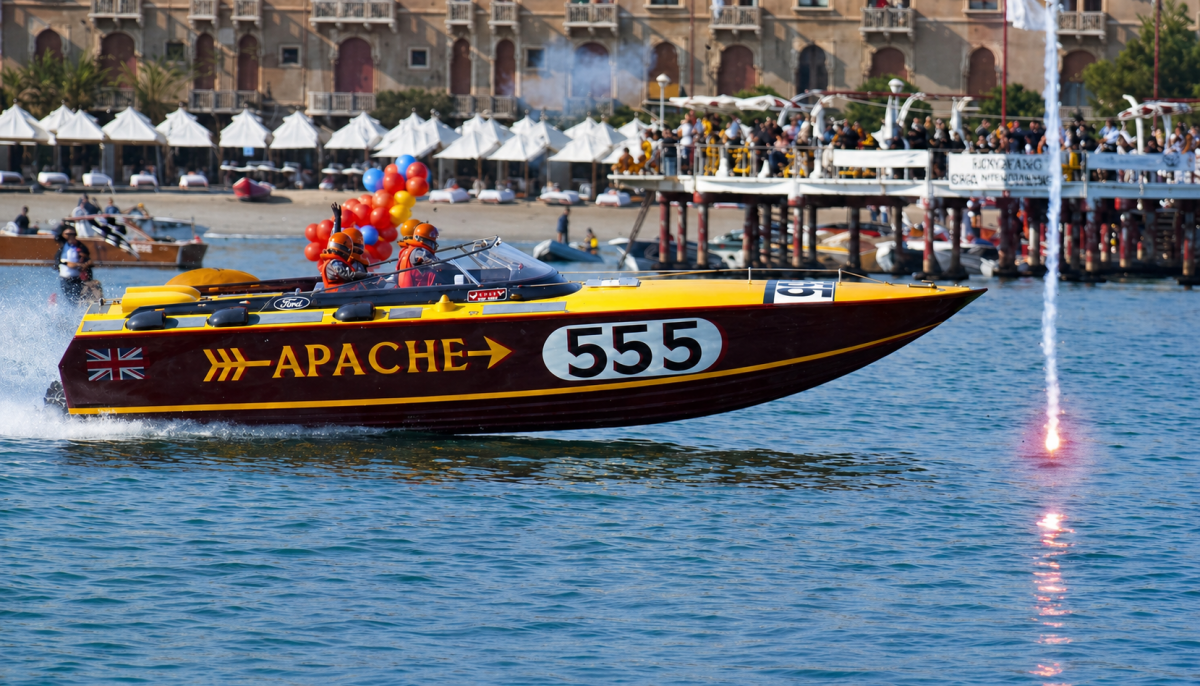 Apache 555 racing offshore
