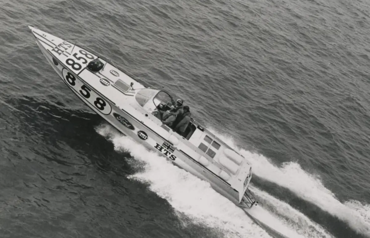 HTS 858 racing offshore, aerial photograph